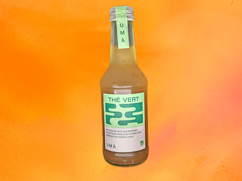 Bouteille de thé glacé basilic et citron vert de la marque UMA servie par Polychrone Marseille